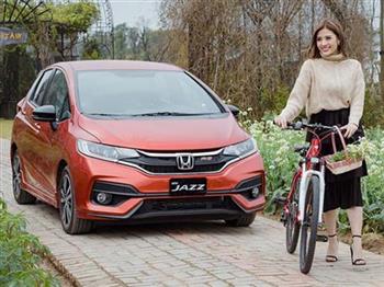 Hai xe nhập khẩu ngang giá Honda Jazz - Toyota Yaris được đặt lên bàn cân