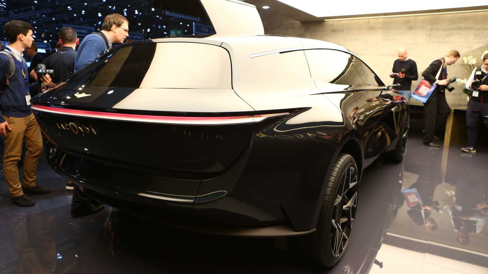 Aston Martin trình làng Lagonda All-Terrain Concept SUV hạng sang của tương lai 4
