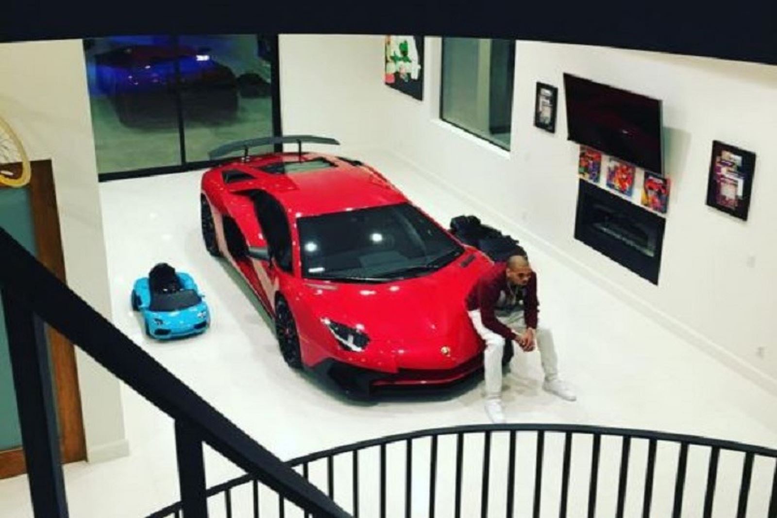 Lamborghini độ phong cách tắc kè hoa của Rapper Chris Brown làm nức lòng người hâm mộ 3 