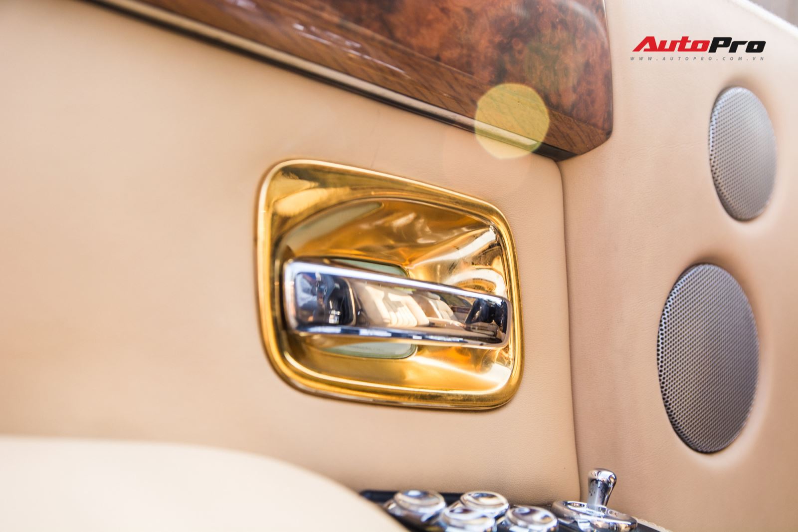 Rolls-Royce Phantom độ phiên bản rồng, mạ vàng giá 15 tỷ tại Hà Nội 10