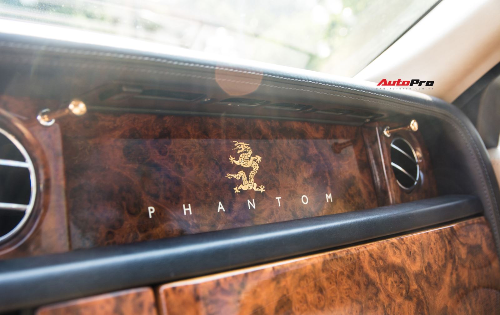 Rolls-Royce Phantom độ phiên bản rồng, mạ vàng giá 15 tỷ tại Hà Nội 11