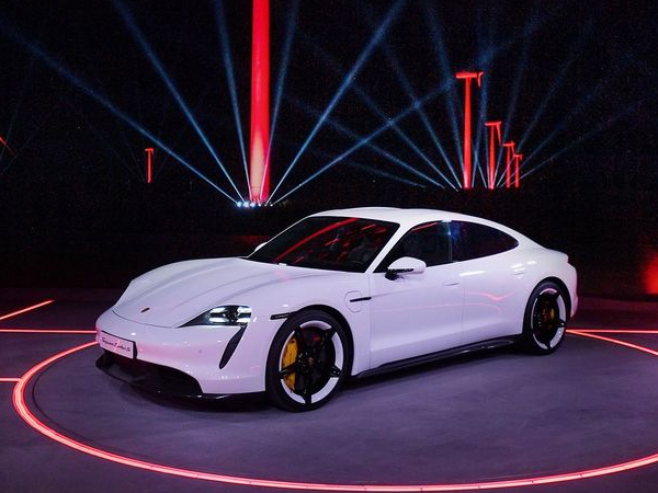 Siêu phẩm Porsche Taycan 2020 chờ ngày ra mắt tại Việt Nam 1
