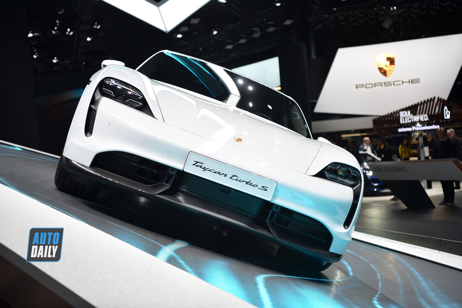 Siêu phẩm Porsche Taycan 2020 chờ ngày ra mắt tại Việt Nam 2